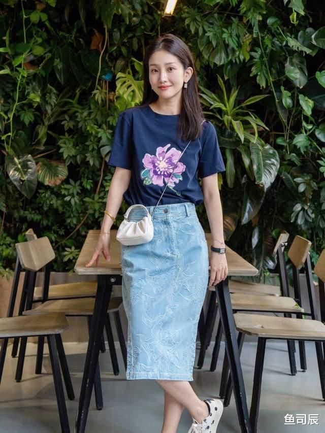 鱼司辰|想变成“商圈精英”的女神，试一试西服搭配波点连衣裙，高贵大气