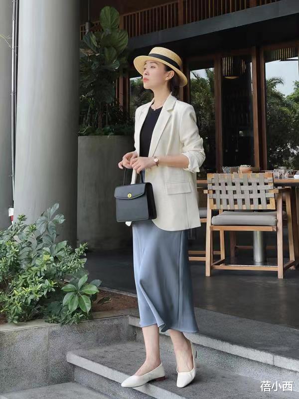 蓓小西|杨采钰又换风格，穿西装里面只穿“塑身衣”，气质却变得更高级