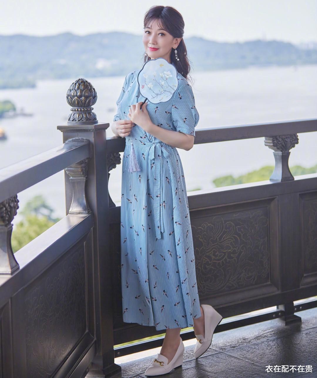 衣在配不在贵|68岁赵雅芝好优雅温婉，穿碎花裙时髦又高挑，妈妈们照着穿就挺美