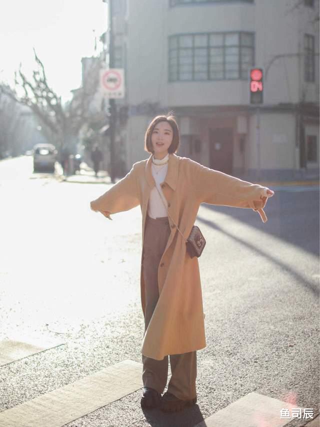 鱼司辰|秋天太适合穿大地色了，大衣搭配直筒裤气质又高级，太喜欢了