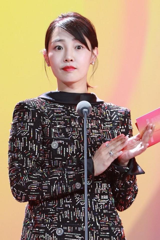 何有强|白百何西装反着穿够个性！下半身搭配一条牛仔裤简约洋气，超好看