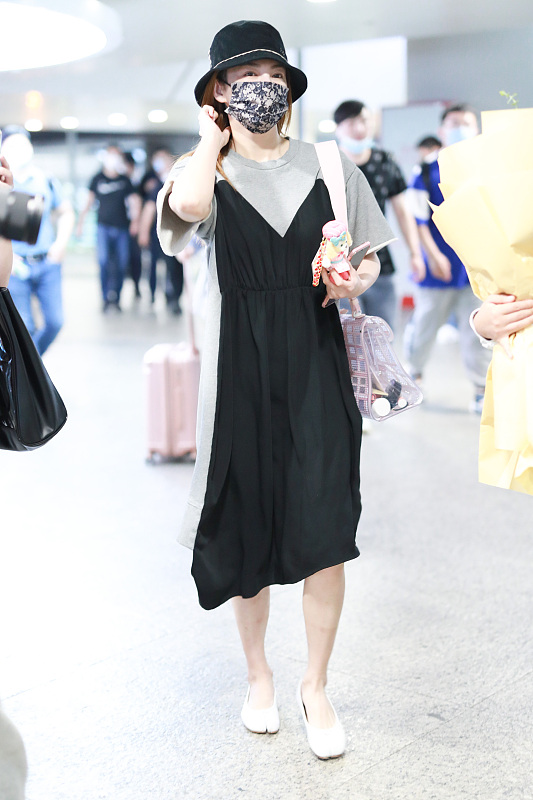 红珊瑚me|初秋穿吊带裙和白衬衫很好看，清新复古又时尚，刘雯乔欣都喜欢