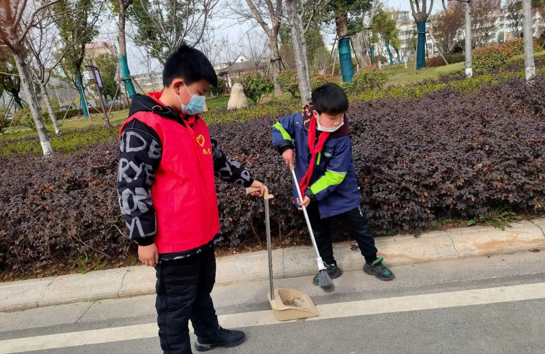 时代安徽 学习雷锋好榜样，今天我是小雷锋——阜南五小走进富陂公园