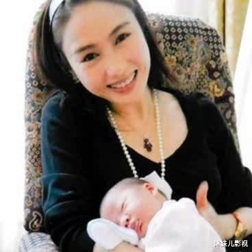 黎姿|张柏芝与大9岁黎姿同框养眼, 恋上富商幼子生父成迷, 后者嫁残疾富豪成人生赢家