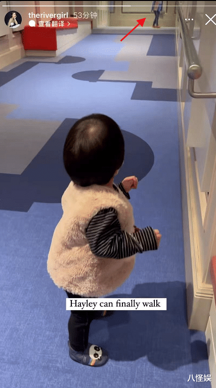 李亚男|李亚男晒女儿，1岁Hayley晃晃悠悠学走路，gabby给妹妹加油好暖心