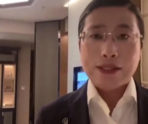 吴磊|吴磊翻车？油头配西装撞脸“人类高质量男性”，紧跟土味潮流