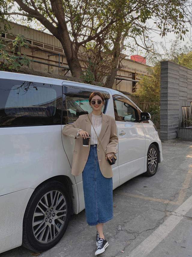 何有强|30+的女生建议多尝试优雅风，针织衫搭配高腰A字半身裙，高级减龄