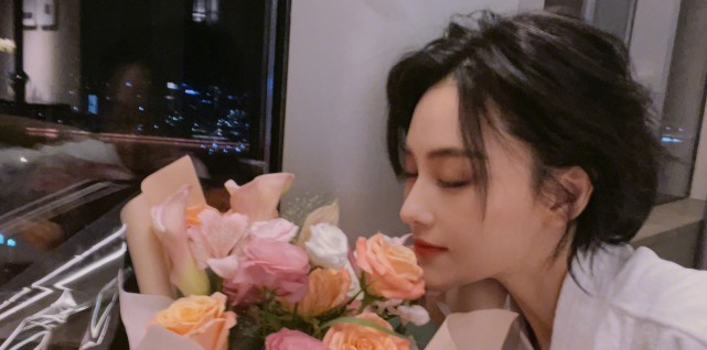 张馨予|张馨予晒剧组餐，两荤一素，外加一碗蓝莓，没有任何主食