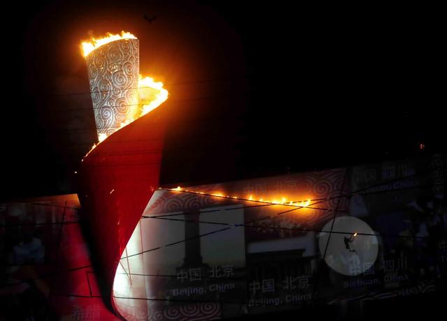 爱因斯坦 太阳用啥燃料燃烧并持续了46亿年，啥时候会燃烧完呢？