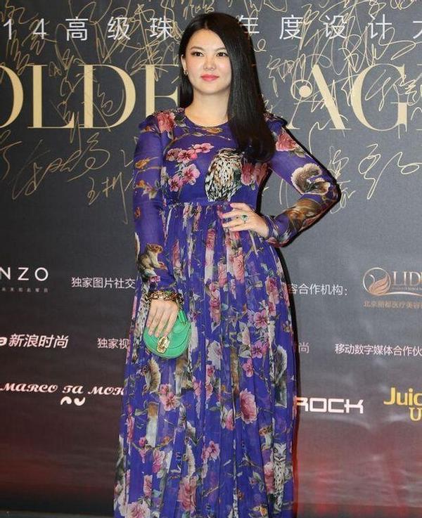 穿衣搭配|李湘的蛇身材一看就是富婆，一身艳丽的红裙造型，被撑得紧绷绷的