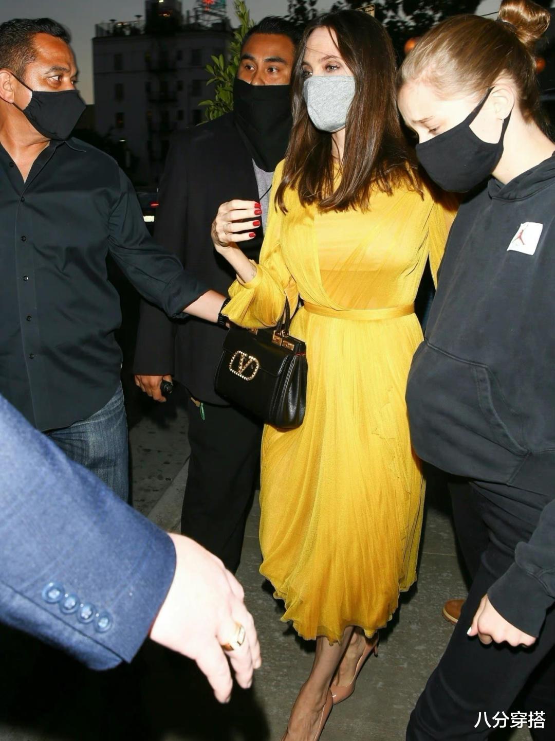 八分穿搭|安吉丽娜·朱莉真会穿，一袭黄色薄纱长裙高级精致，气质灵动温婉