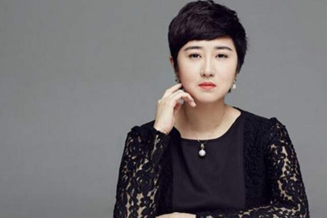 张纪中|70岁张纪中晒全家福庆中秋!混血儿子罕见露面,曾否认其是私生子