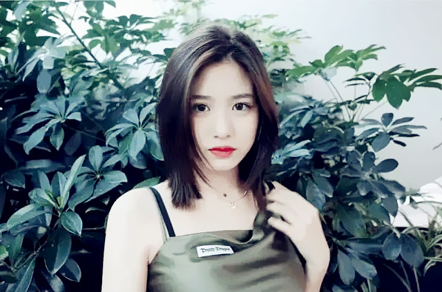全球时尚号|汪峰大女儿美出“圈”，穿绿色吊带演绎甜美风，颜值更像葛荟