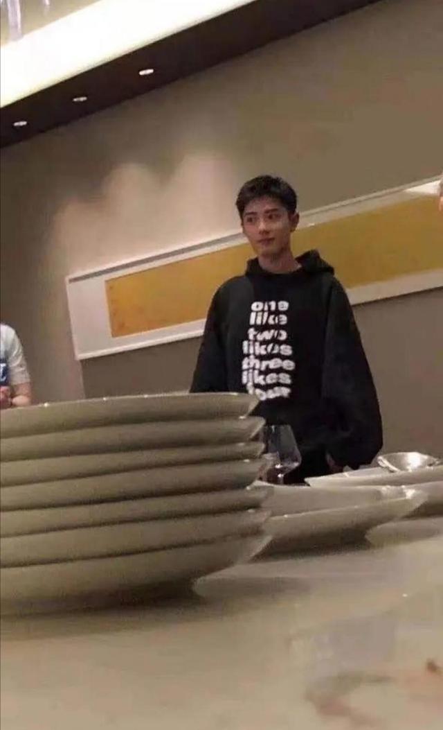 肖战|肖战与同事年底聚餐，3张照片上演男生到男人变化，喝酒脸红超man