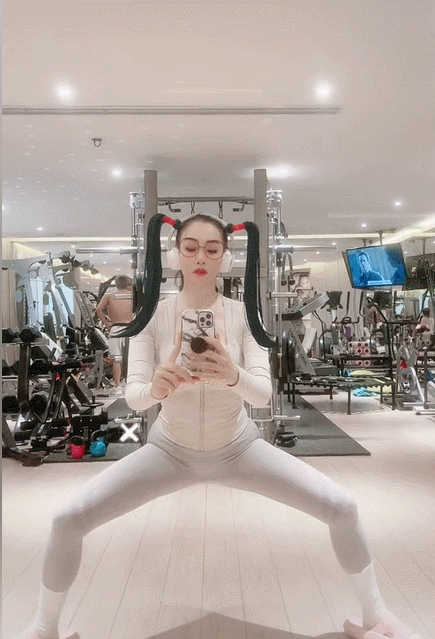 钟丽缇|钟丽缇穿拖鞋现身健身房挑战蝎子腿，太用力导致拖鞋变形，腰两侧挤出赘肉