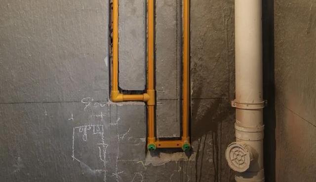 冷热水管的间距15公分，是怎么测量出来的？是管中心的距离吗？