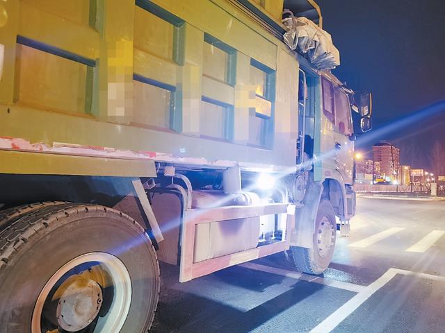 北京日报客户端 大货车私装后射灯，50米外都觉得快要“晃瞎眼”