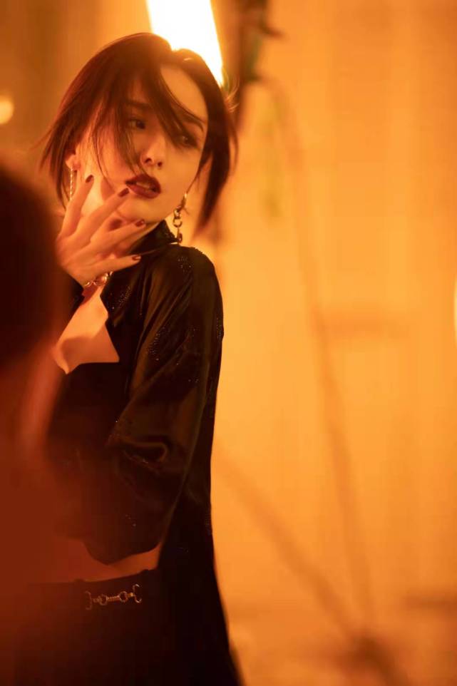 佟丽娅|佟丽娅暗黑系新造型曝光，一袭暗黑系造型又酷又飒！