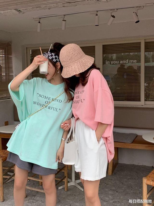 每日搭配指南|T恤别总穿黑白灰了，今夏更流行“糖果色T恤”，时髦减龄还百搭