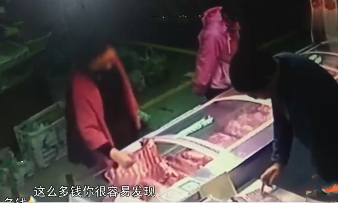 大城侃社会 买排骨扫码不付款，女子提着1路小跑，老板追都追不到