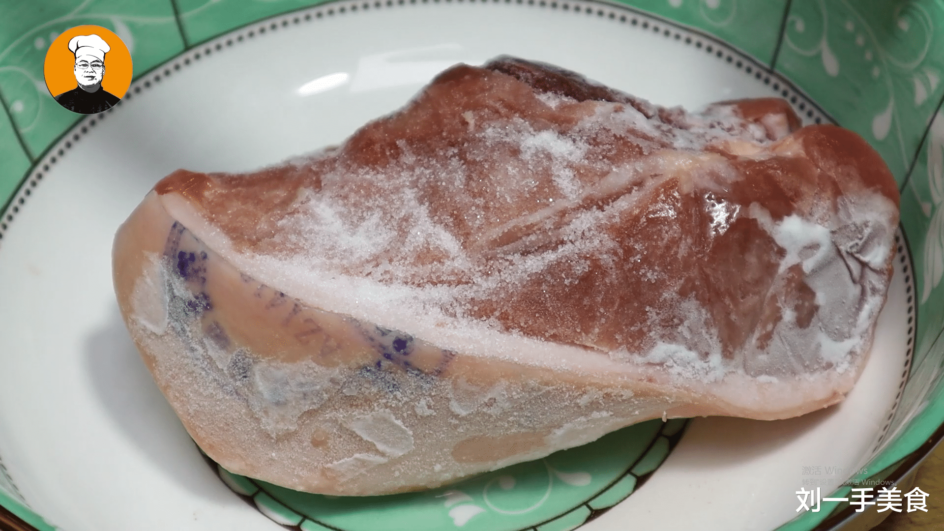 解冻肉切记不能直接用水泡，记住这个窍门，5斤肉几分钟解冻好！