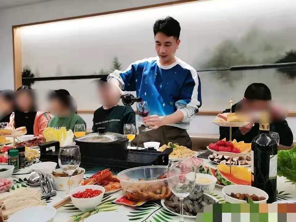 林生斌|林生斌又有新瓜？朋友疑帮其组织女粉聚会，被曝动手动脚场面混乱