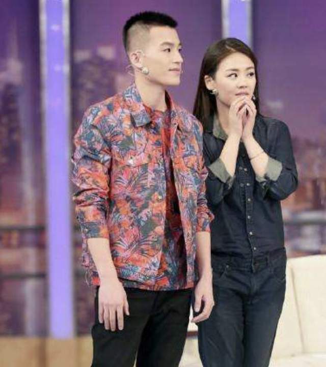 马思纯|马思纯与男友秀恩爱，挽手回家疑同居，男方不戴口罩随地吐痰遭批