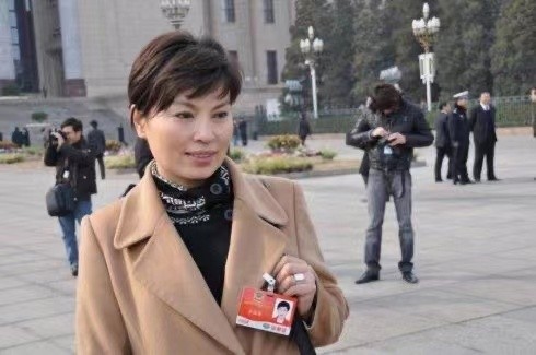 李瑞英|“新闻联播”李瑞英：嫁青梅竹马，儿子在家庭关系栏中只写爸爸