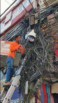 歪骆驼|“小姐姐在面盆里洗脚，摔倒的画面太舒适，看你下次还敢不敢”