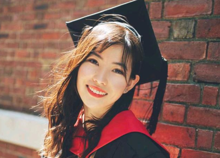 糖果的妈妈|大二怀孕、抱娃读哈佛,超前行为惹争议:女大学生这么好骗?