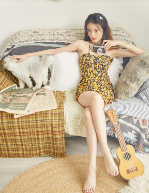 刘亦菲|徐璐这一身真像小姑娘，穿紧身裙秀苗条身材，锁骨太吸人眼球了