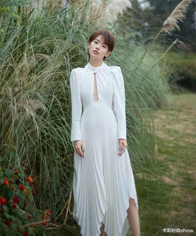 卡莉时尚show|34岁张嘉倪终于肯扮贵妇，穿一身白却很显贵气，效果时髦又有气场