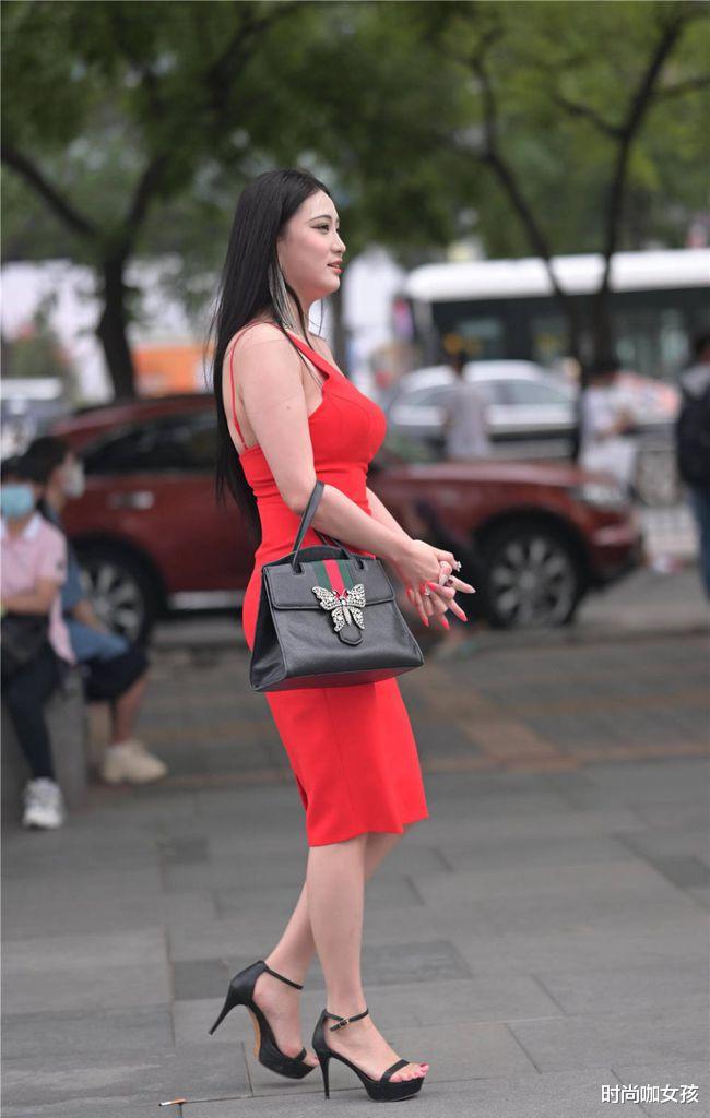 时尚咖女孩|穿上连衣裙衬托玲珑身材，身材偏瘦的姑娘，搭配高跟鞋更有气质