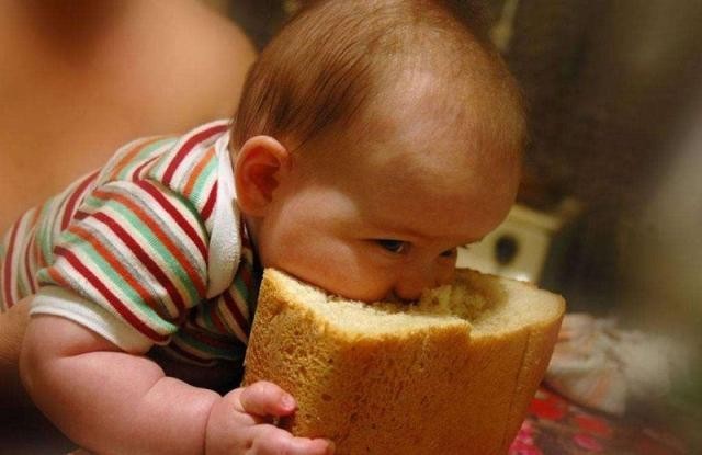 布谷妈妈|娃多大可以吃“大人饭菜”?儿科医生:宝宝这样喂养,更健康