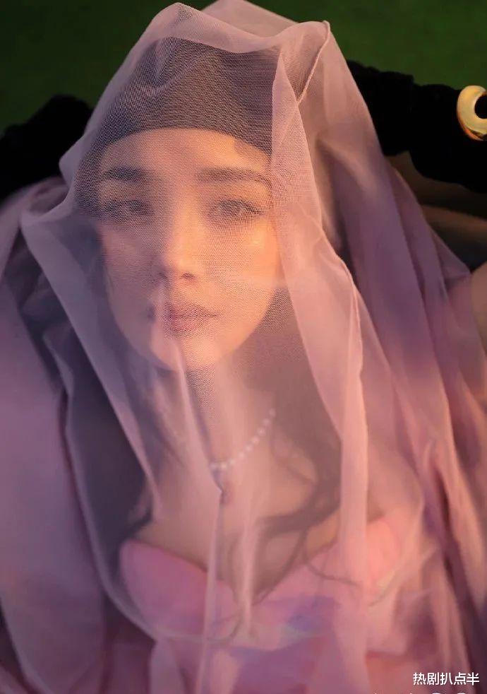 杨幂|杨幂新杂志大片翻车了，脸型奇怪鼻孔瞩目，服装造型还撞款林永健