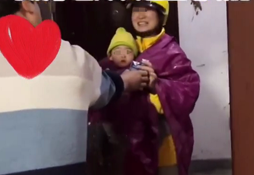 一头小居居 下雨天外卖迟到50分钟,看见外卖女子的瞬间,顾客只想给一个拥抱