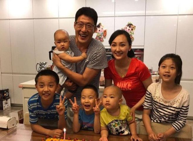 |46岁于震是女儿奴！紧抱孩子不撒手，二婚娶小13岁娇妻生3娃