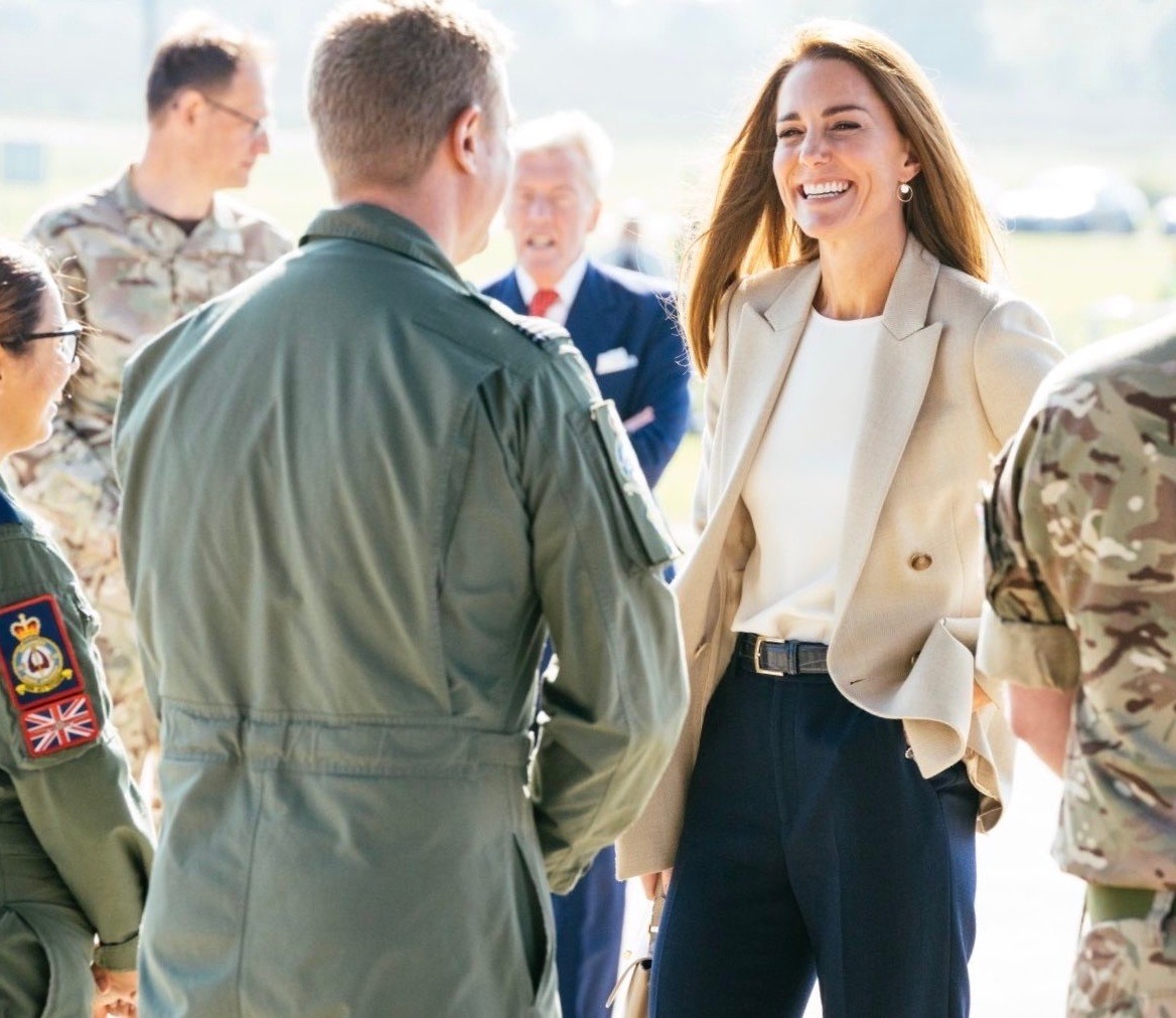 全球时尚风行|梅根越发女明星化!戴240万首饰登封面,凯特穿3500元的西装外套赢了