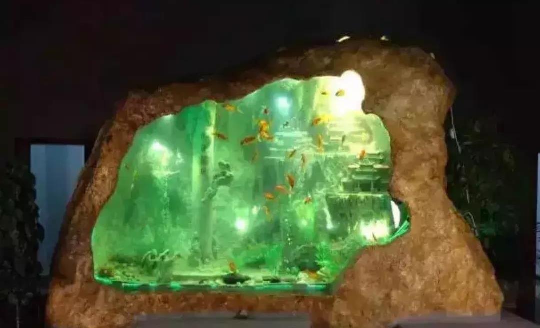 东海|男子将14吨玉石挖空，竟要在里面养鱼，成品后才知这鱼缸有多贵