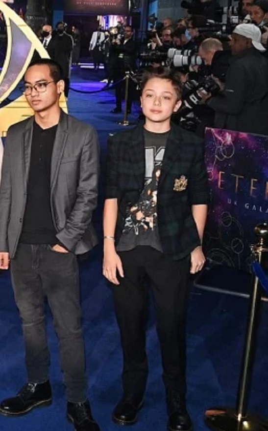 肖战|朱莉基因被打败！长女穿迪奥走红毯像翻版皮特，好在儿子扳回一城