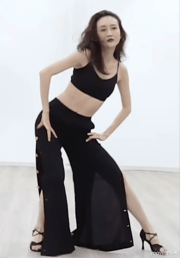 王鸥|王鸥“练舞照”被疯传，没有湖南台美颜后，这颜值真实存在吗？