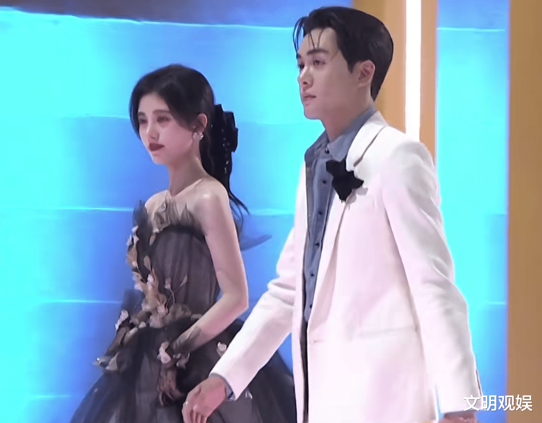 鞠婧祎|鞠婧祎出席拾光盛典，被原相机拉近对准拍，精致五官不是一般绝