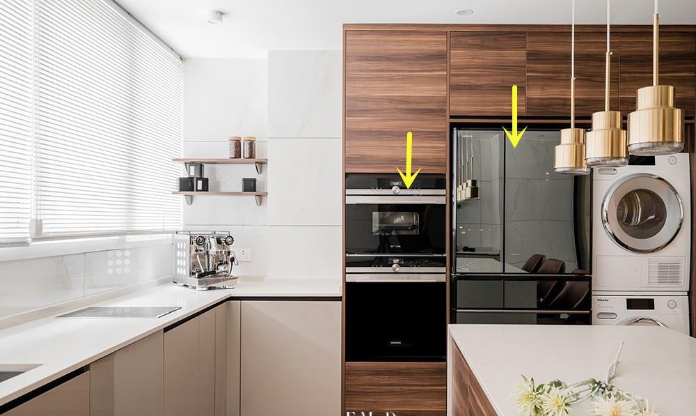 柜体做内缩设计，仅30公分阅读、梳妆等通通在这搞定，实用又能装