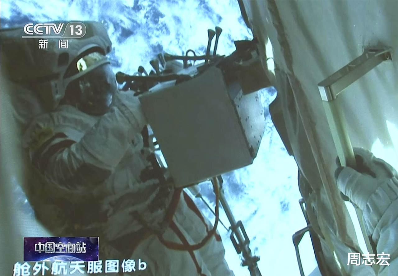  神舟十二航天员出舱给空间站装空调，比美国的小12倍，牛在哪？