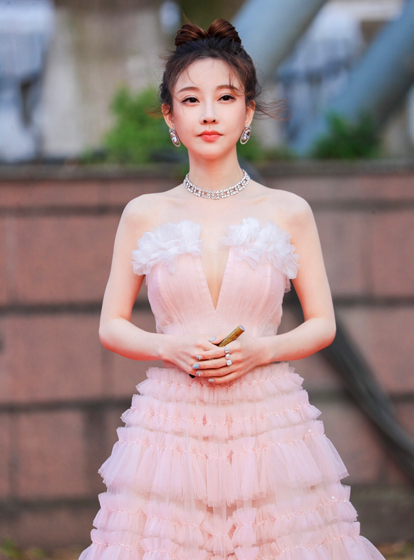 成始璄|流行金曲嘉年华来袭，王晨艺唱跳嗨翻全场，冯提莫获奖不负众望