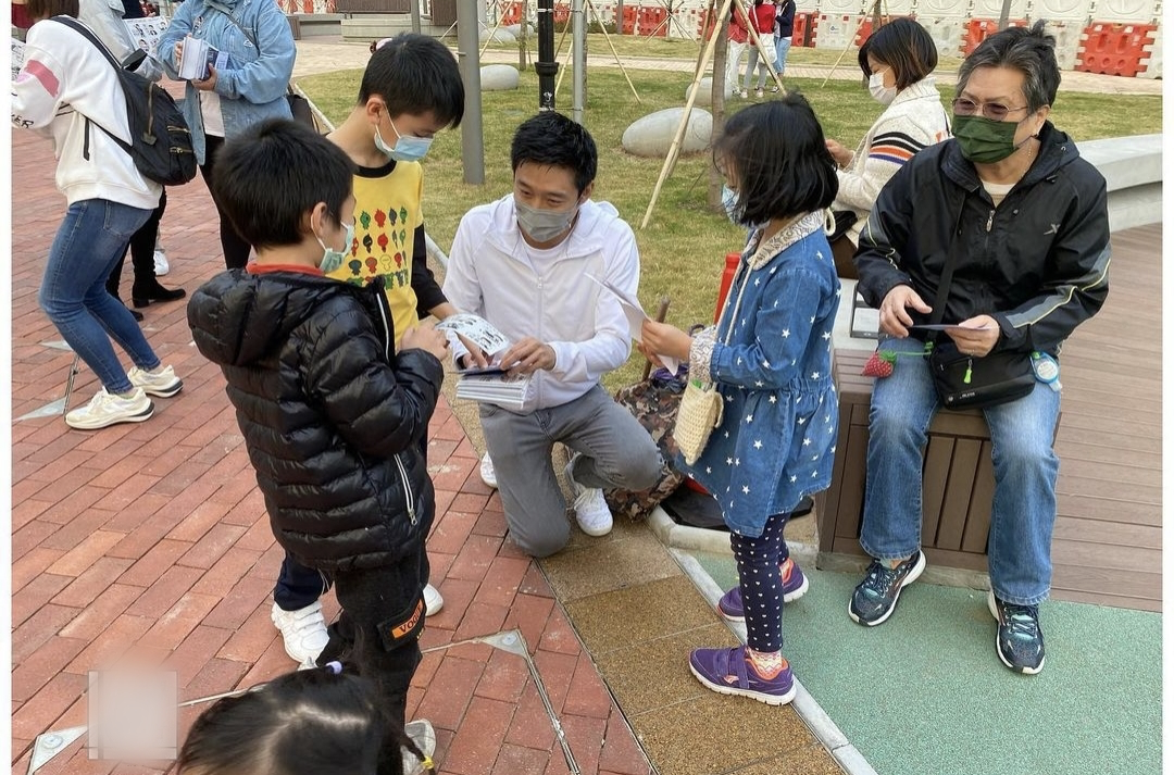 霍启刚|霍启刚带郭晶晶和儿子街头拉选票，亲弟弟一同现身帮宣传尽心尽力