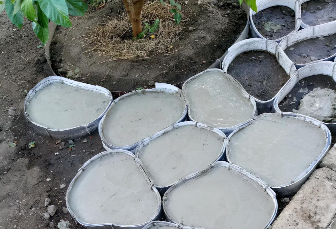 |用纸板将水泥框起来现浇，人造石铺院子地面，比纯打水泥性价比高