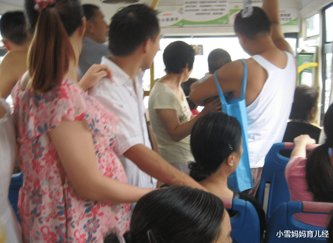 老人丢掉男孩书包“强逼让座”,宝爸看到后按住孩子:坐好不用让