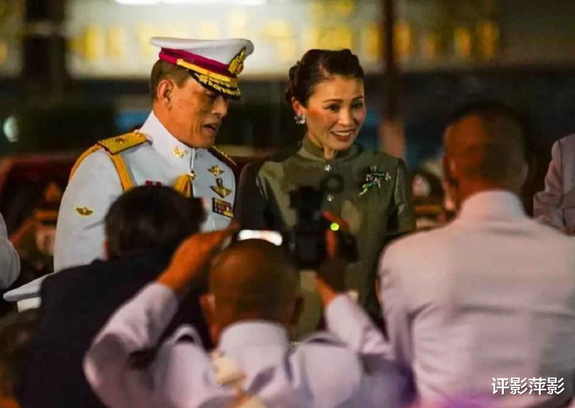 凯瑟琳·泽塔-琼斯|诗妮娜争座位惹怒苏提达，泰王取消她亮相资格，贵妃真是得不偿失