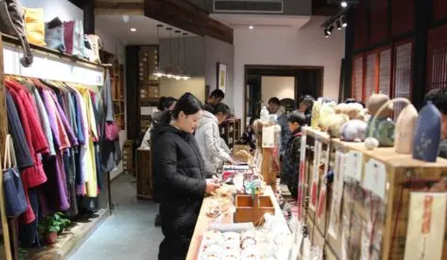 古镇 河南一“亲民”人造古镇火了,斥资50亿打造,游客:来得值